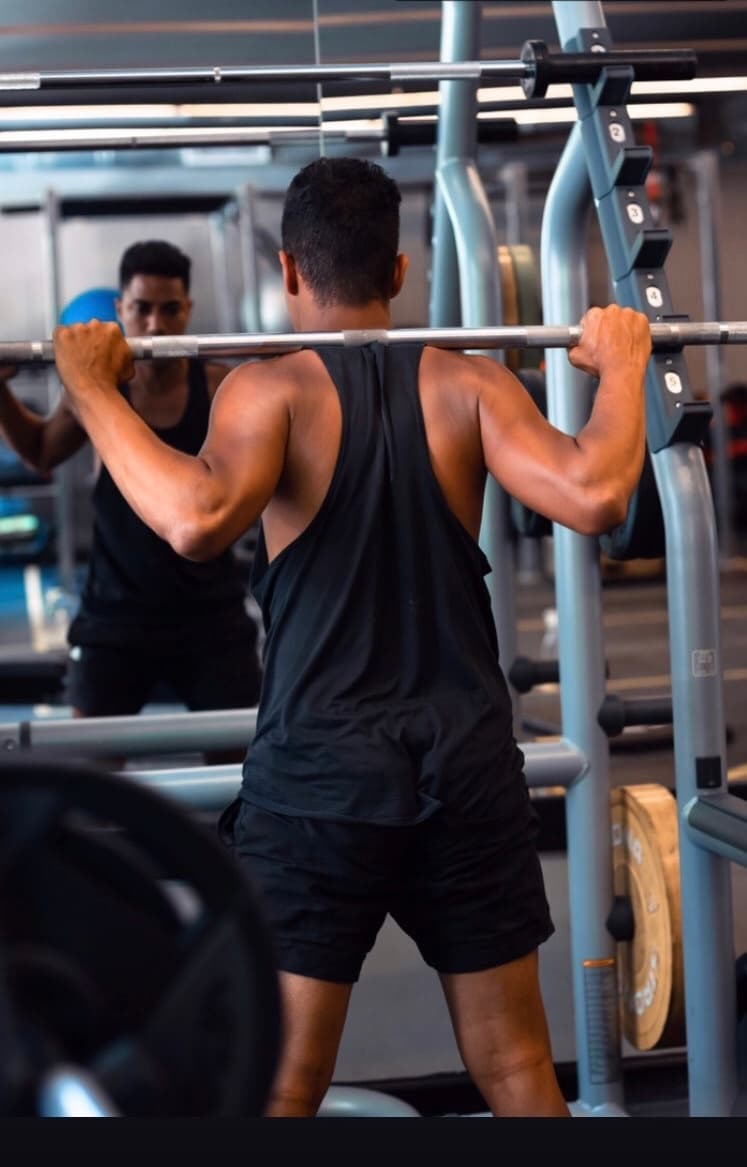Aumento masa muscular — entrenamiento con barra en gimnasio