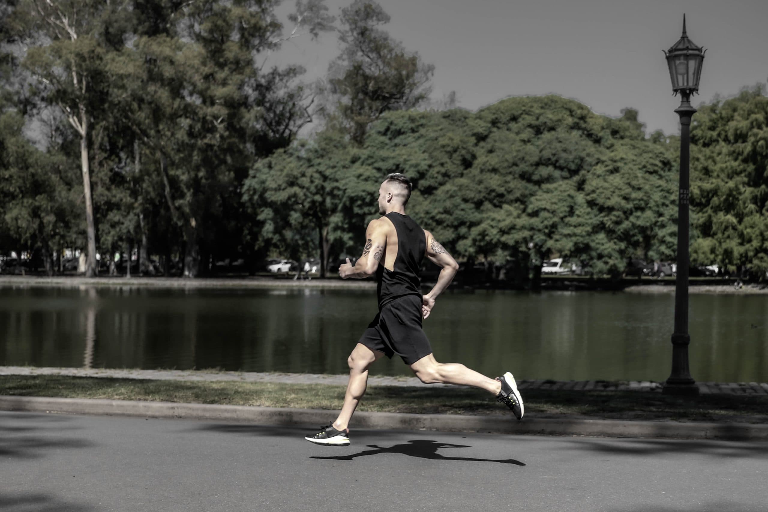 Tus primeros 10K — running en parque junto al agua