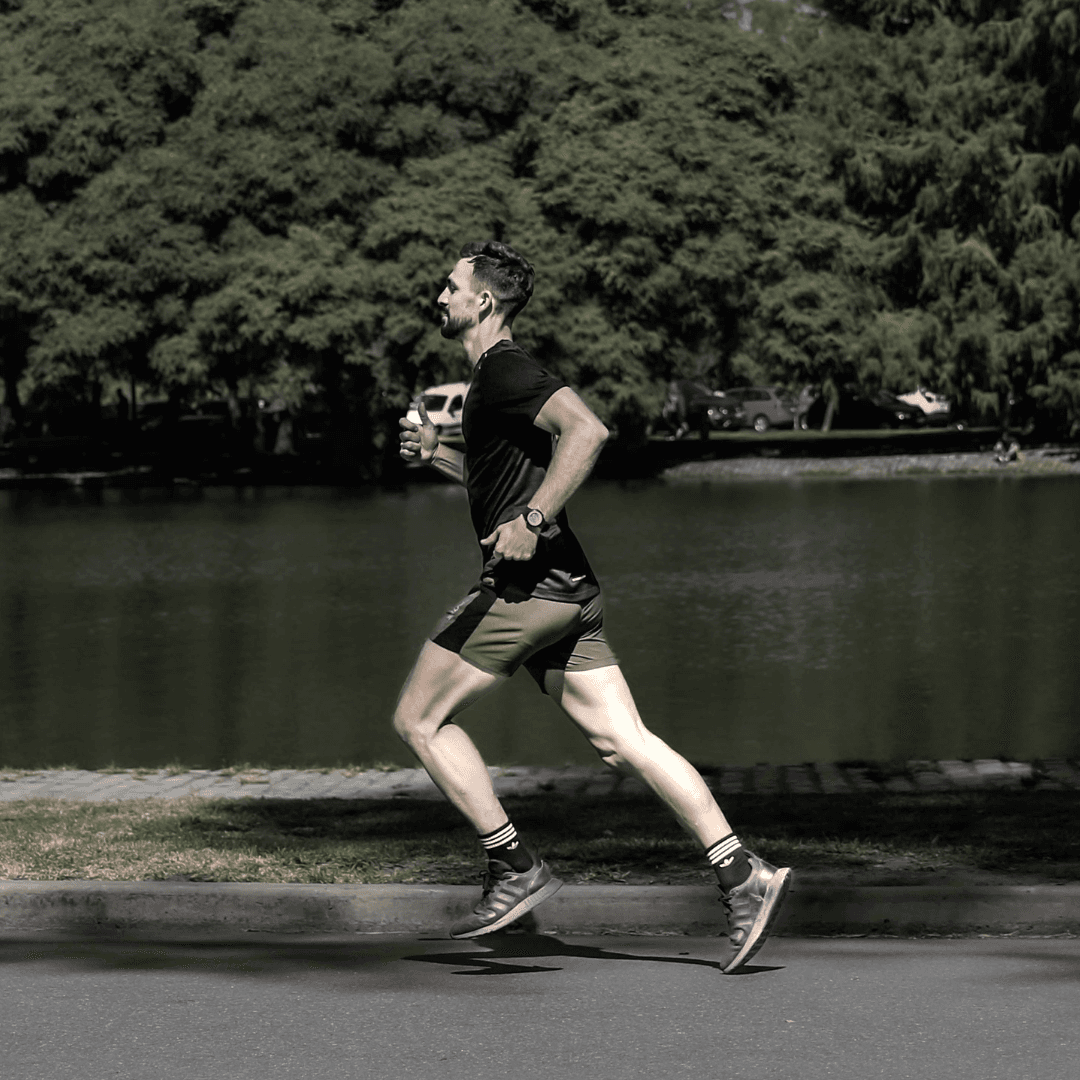 Tus primeros 5K — corredor en camino al aire libre