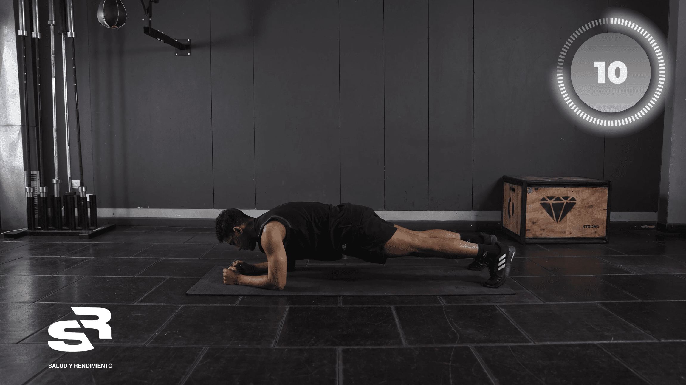 Reto HIIT 25′ — plancha y entrenamiento en gimnasio